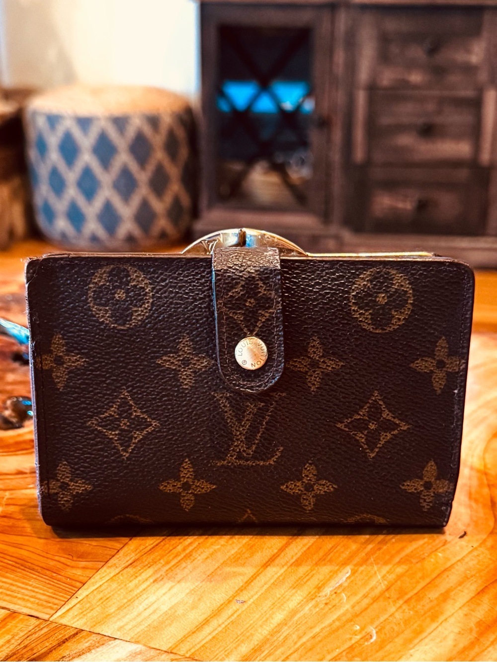 Louis Vuitton French compact wallet/kiss Lock monogram,